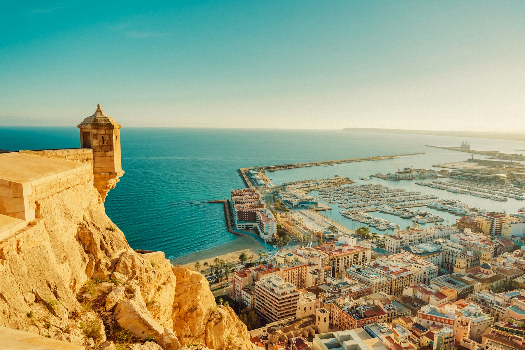 Vista del puerto y la ciudad de Alicante desde el castillo de Santa Bárbara
